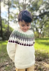 Sweater tejido a mano con lana merino color crudo, con guarda pampa en tonos verde, marrón y bordó.