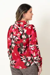 Blusa estampada de color rojo, con escote en V y lazo en el cuello, con mangas largas y frunces en los hombros.