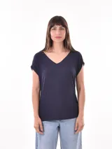 Remera azul marino con escote en V y mangas cortas con dobladillo.