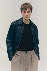 Buzo negro de punto fino suave con cuello redondo y corte slim fit. Presenta ribete acanalado en cuello, puños y bajo.