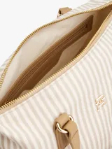 Cartera tote pequeña de lona a rayas verticales color beige y blanco, con doble asa corta color camel y correa larga de hombro ajustable y removible.