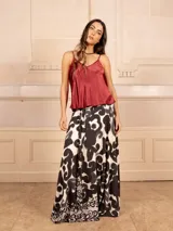 Falda larga acampanada con estampado abstracto en blanco y negro, y lazo en la cintura.