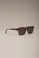 Lentes de sol negros con montura cuadrada gruesa y lentes polarizadas.