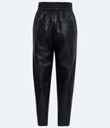 Pantalón zanahoria color marrón claro confeccionado en material sintético con cintura elástica, cordón ajustable con punteras metalizadas, bolsillos laterales y traseros.