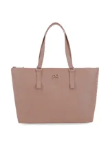 Cartera shopper de PU color marrón claro, con formato rígido, logo metálico de la marca y tiracierre personalizado. Incluye bolsillo interno y forro textil personalizado.