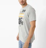 Remera gris de algodón con estampa frontal de un tractor Caterpillar D9 y texto en color negro y naranja.