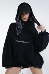Pañuelo negro con estampado de letras en blanco.