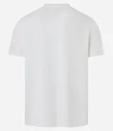 Remera de algodón de corte regular, color blanco, con cuello redondo y manga corta. Presenta una estampa localizada minimalista con íconos relacionados con viajes y naturaleza.
