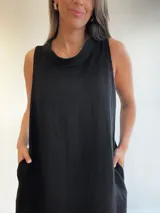 Vestido largo celeste de lino, corte recto y cuello buche.