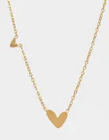 Collar corto dorado con cadena de eslabones y dije de corazón.
