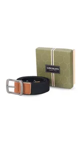 Cinturón casual negro de tela canvas con hebilla metálica plateada y detalles en cuero sintético negro.