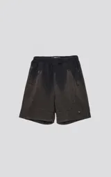 Bermuda de algodón rústico color negro con efecto acid wash/oxidado, corte oversize y cintura elástica. Presenta bolsillos laterales con cierre y un pequeño logo bordado en la parte inferior derecha.