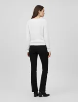 Buzo de tejido combinado marca Zac & Rachel en color blanco, con cuello redondo y mangas largas con diseño calado. Presenta un cuerpo con textura de punto acanalado.