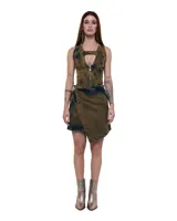 Minifalda asimétrica de denim 100% algodón con marmolado artesanal en tonos bronce. Diseño cruzado tipo pareo con ruedo diagonal, tiro medio, aplique de caballo de níquel en la cintura, bolsillo delantero en diagonal, presillas para cinturón y cierre lateral.