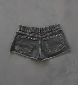 Short de jean color gris oscuro con efecto desgastado y tachas plateadas en los bolsillos y laterales.