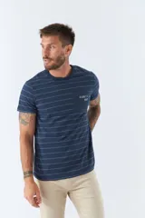 Remera de hombre a rayas horizontales blancas y beige, de manga corta, con bolsillo en el pecho y logo estampado.