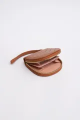 Monedero pequeño color camel con textura acolchada en forma de espiga y cierre de cremallera. Incluye correa de muñeca.