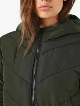 Campera acolchada verde oscuro con capucha, cierre frontal con cremallera y bolsillos laterales.