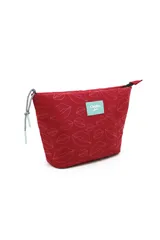 Necessaire de color azul vibrante con textura de labios en relieve. Posee un parche rectangular rosa con el logo "Oreiro Love". Cuenta con un tirador de cierre trenzado en blanco y negro con detalles en rosa.