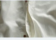 Camisa de lino de color azul marino, con diseño de corte ajustado y mangas largas.