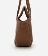 Bolso shopper grande color marrón, con costuras en contraste, doble asa de mano y correa larga desmontable. Incluye bolsillo interno desmontable.