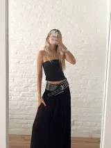 Pollera larga negra de microtul con cintura elastizada y cierre lateral.