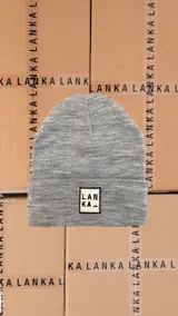 Gorro gris de lana con etiqueta LANKA, diseño clásico y adaptable.