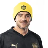 Gorro de lana amarillo con borde negro y escudo del Club Atlético Peñarol bordado en el frente.