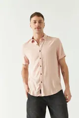 Camisa color rosa claro, de manga corta con dobladillo y cuello clásico. Corte slim fit.