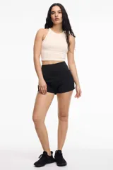 Top deportivo color rosa con espalda baja y copas removibles.