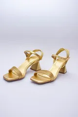 Sandalias de tiras finas color lila metalizado, con taco geométrico plateado.