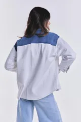 Campera de jean celeste con mangas largas color crudo.
