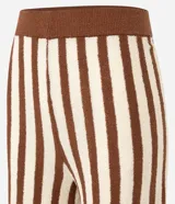 Conjunto de top sin mangas y pantalón palazzo a rayas verticales marrones y beige.