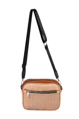 Bandolera de cuero sintético color marrón claro con textura tipo cocodrilo en la parte inferior y cuero liso en la parte superior. Tiene correa de tela negra regulable y bolsillo frontal con cierre.