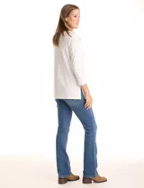 Blusa de manga tres cuartos color blanco, con cuello redondo y tres apliques verticales de puntilla con tachas en el centro del frente.