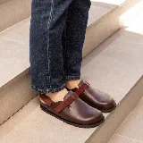 Zueco de cuero vacuno color negro, con suela de caucho, plantilla anatómica y tira con velcro en capellada y talón para mayor ajuste.