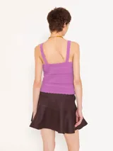 Top tejido color verde, con escote en V, breteles anchos y textura calada.