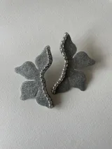 Aros colgantes con forma de flor roja con glitter, detalle de strass y gancho de acero quirúrgico.