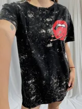 Remerón negro con efecto acid wash y estampado en la espalda de una boca roja con cerezas colgando.