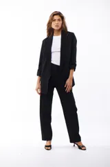 Blazer color crema con solapas de muesca, corte recto, bolsillos delanteros con solapa y mangas 3/4 con botón.