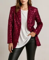 Blazer rojo con lentejuelas, solapas de muesca y corte recto.