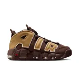 Championes de caña alta Nike Air More Uptempo '96 Nas, color chocolate con detalles en marrón claro y blanco. Presentan la palabra "AIR" en letras grandes a los costados y logo de Nike en rojo en el talón y la suela.