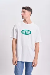 Camiseta blanca de manga corta con corte oversize y estampa ovalada con la leyenda "New York" en color verde.
