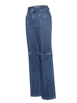 Pantalón de jean azul de tiro alto, corte recto, con bolsillos delanteros y traseros. Presenta costuras verticales a lo largo de la pierna y detalles de pespuntes en rodillas y muslos.