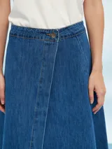 Falda larga de jean azul, con corte evasé y diseño cruzado.
