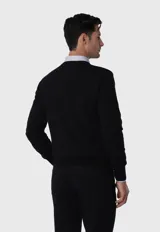 Sweater de punto fino color burdeos con cuello en V, corte ajustado y puños acanalados.