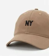 Gorra negra de sarga con ala curva y bordado frontal con las iniciales NY.