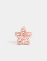 Broche para el pelo con forma de flor color rosa claro.
