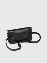 Riñonera negra Calvin Klein con diseño acolchado geométrico en forma de diamante, asa de mano de cadena plateada y correa de cintura ajustable y desmontable.