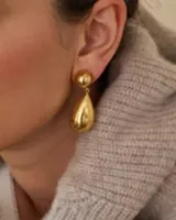 Aros colgantes dorados con forma de lágrima y esfera superior.